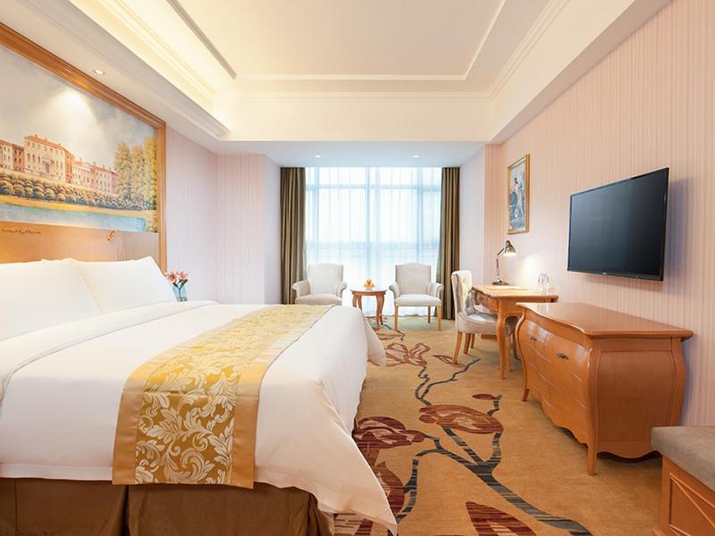 Vienna Hotel Nanxiong Exterior photo