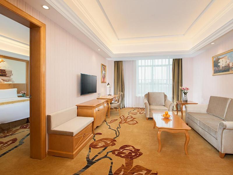 Vienna Hotel Nanxiong Exterior photo